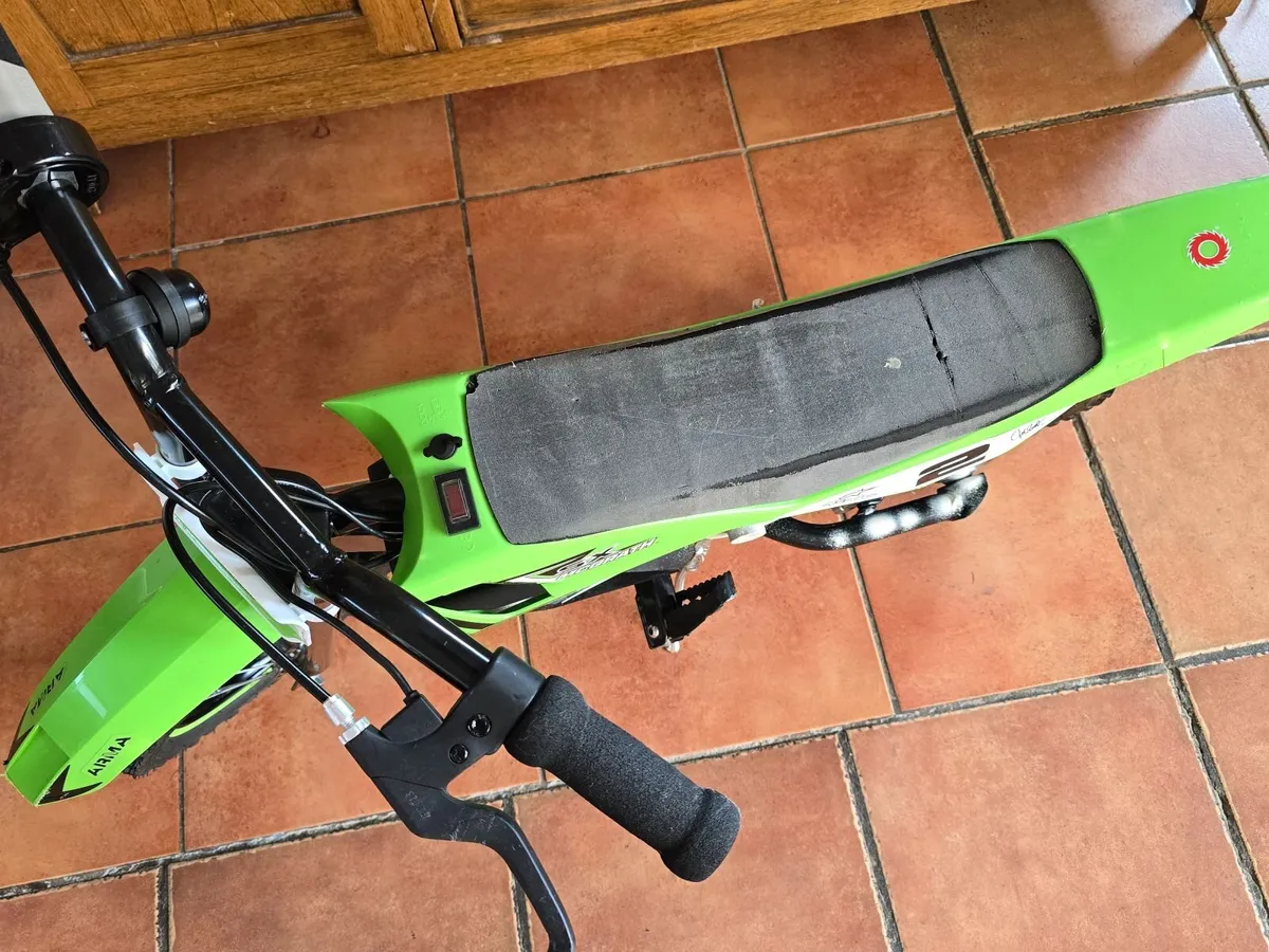 Razor SX125  10.8V Electric Mini Dirt Bike - Image 3