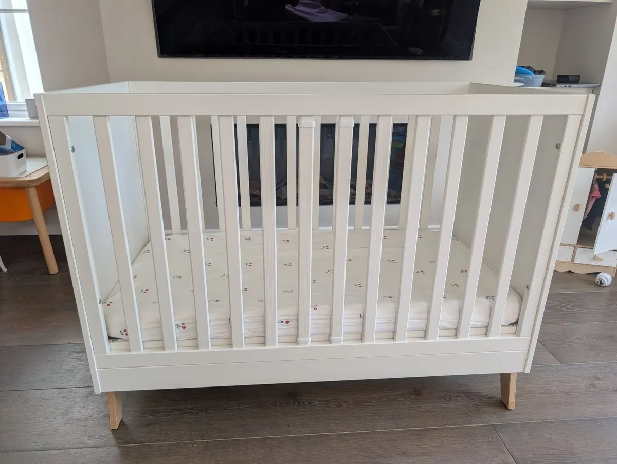 Elegant white wooden Baby cot - Image 1