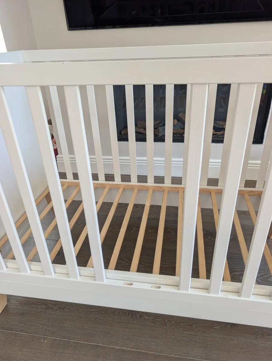 Elegant white wooden Baby cot - Image 2