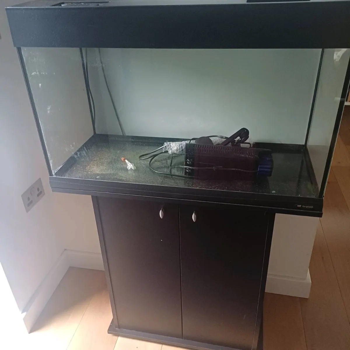 120L Aquarium with stand - Image 1