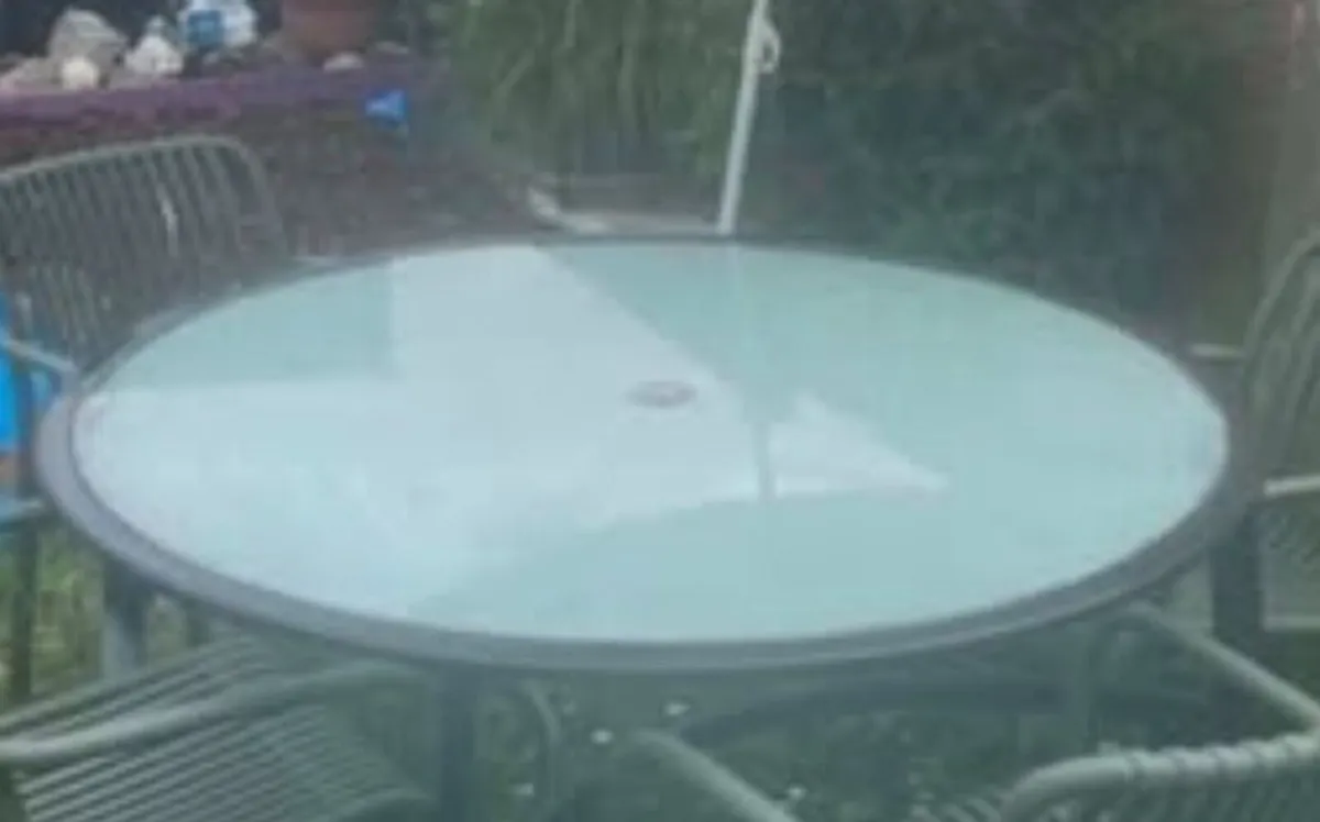 round glass table and 4 chairs - Image 1