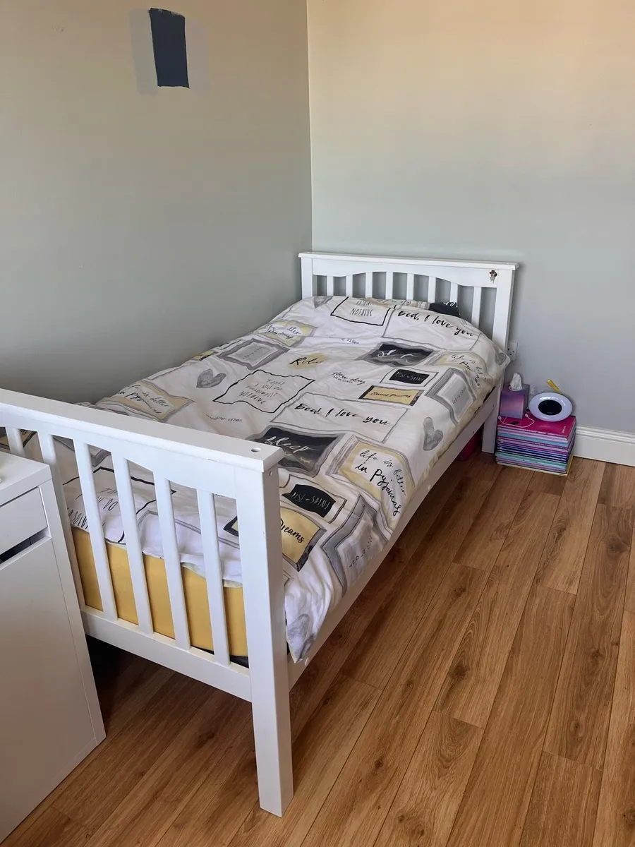 White single bed - Image 1
