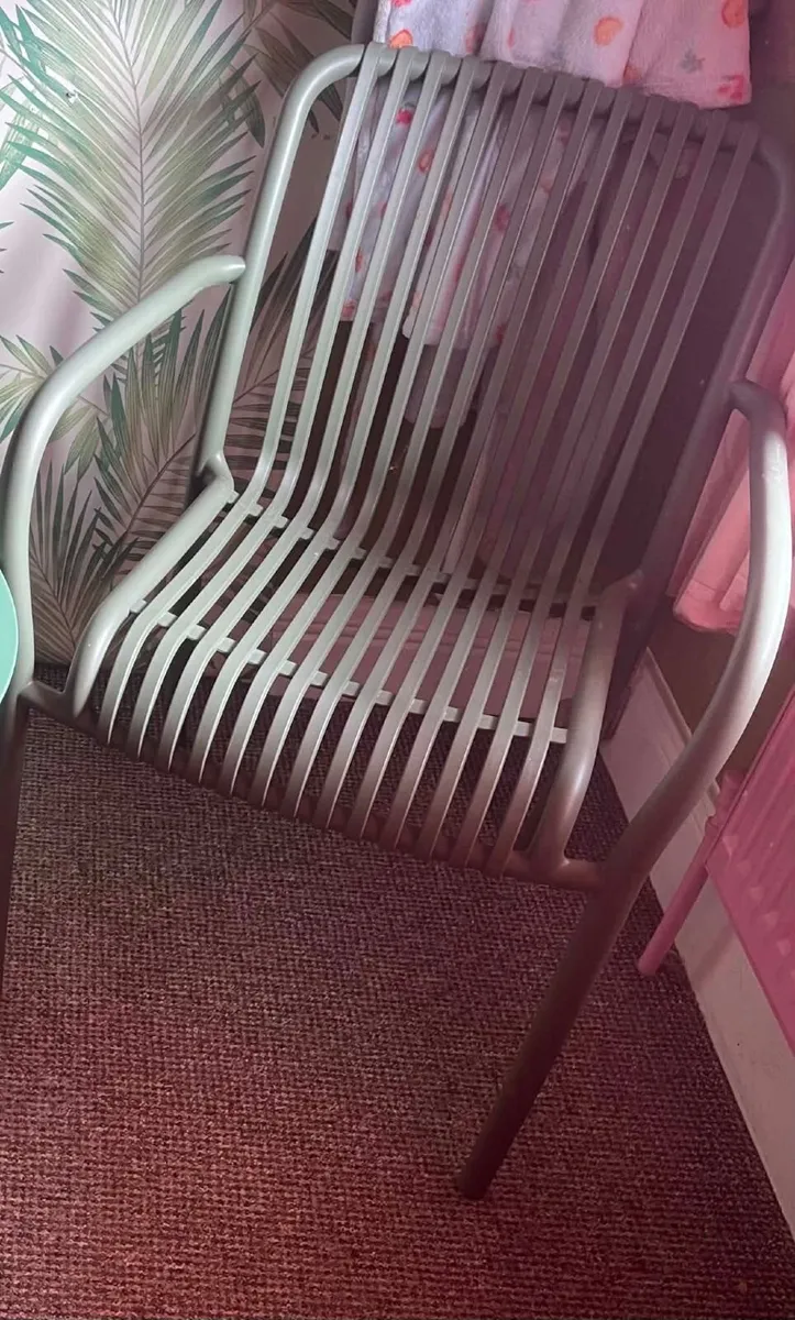 round glass table and 4 chairs - Image 3