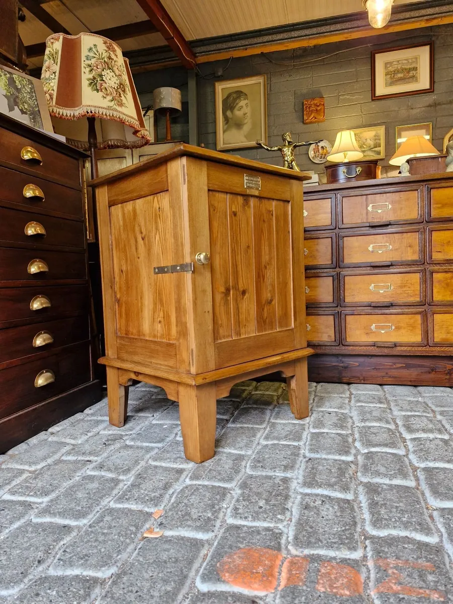 Cabinet - Image 1