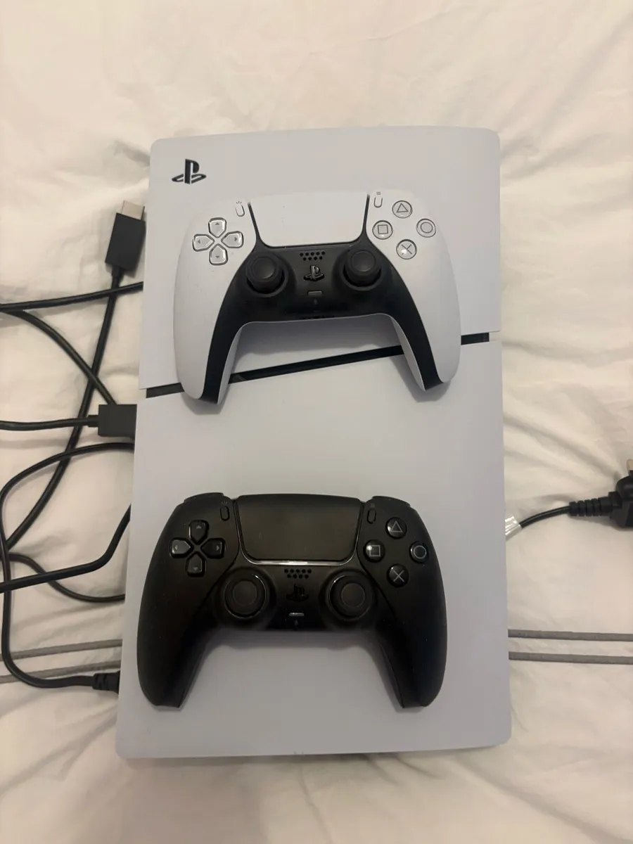 PlayStation 5 (slim) 2x controllers-top condition
