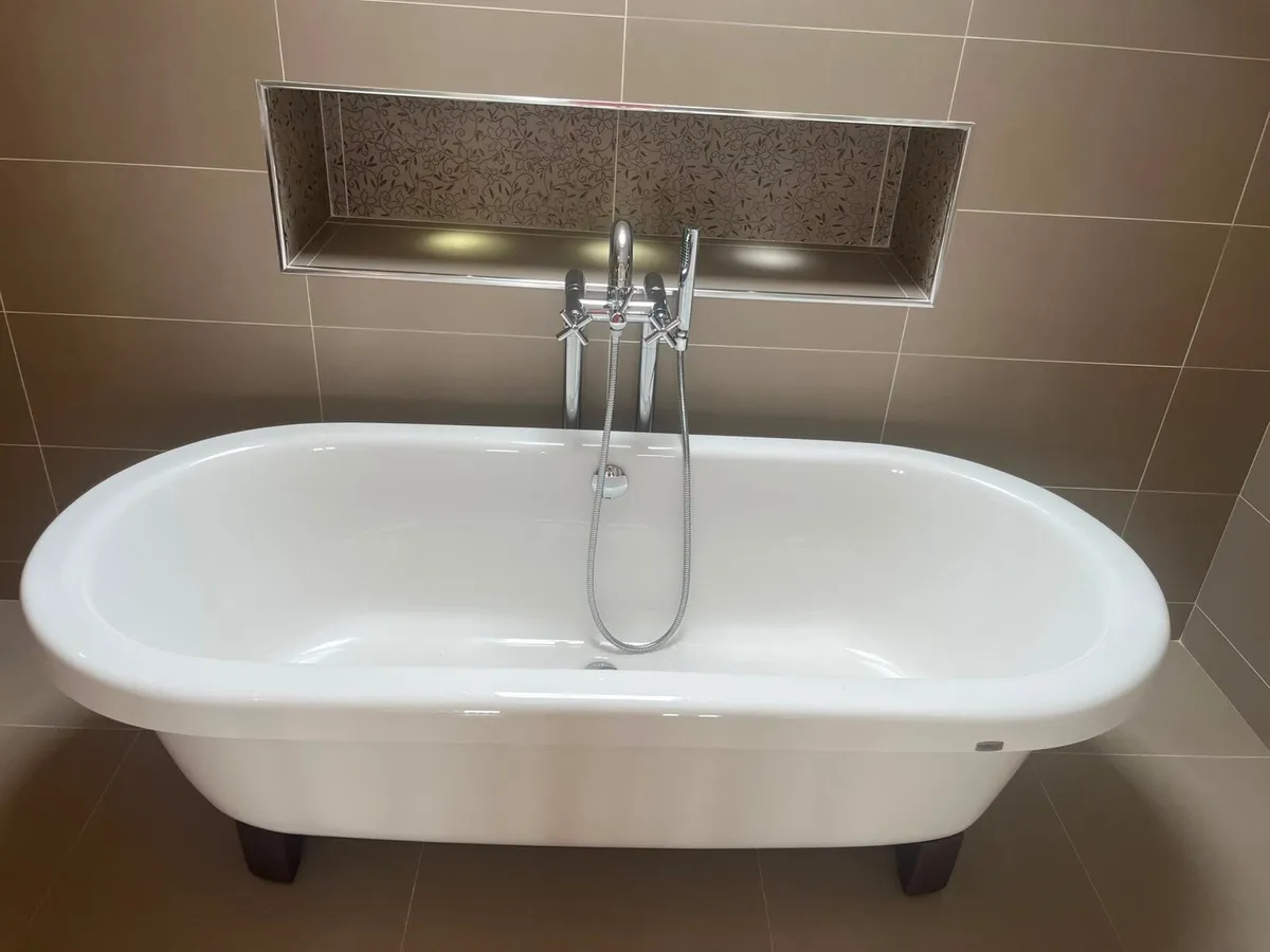 nk porcelanosa bathtub with taps - Image 1