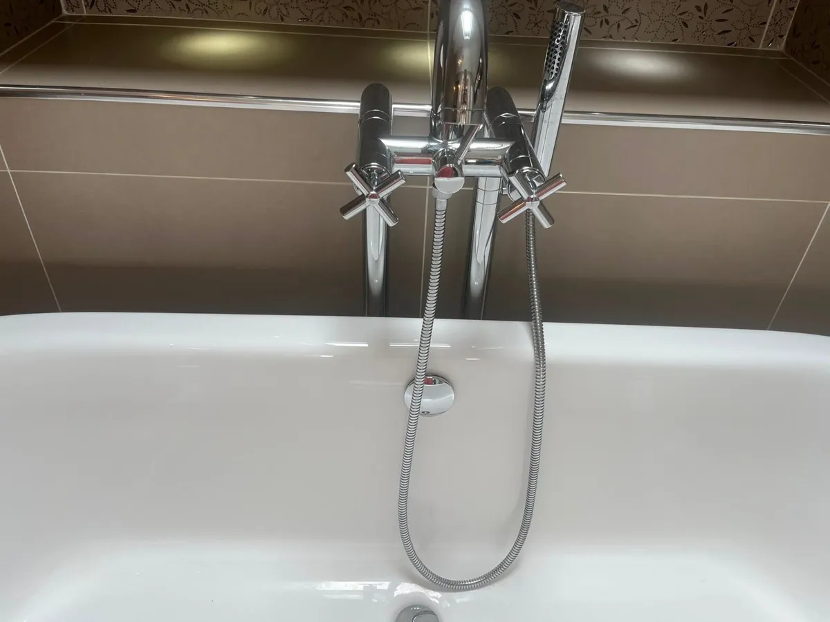 nk porcelanosa bathtub with taps - Image 4