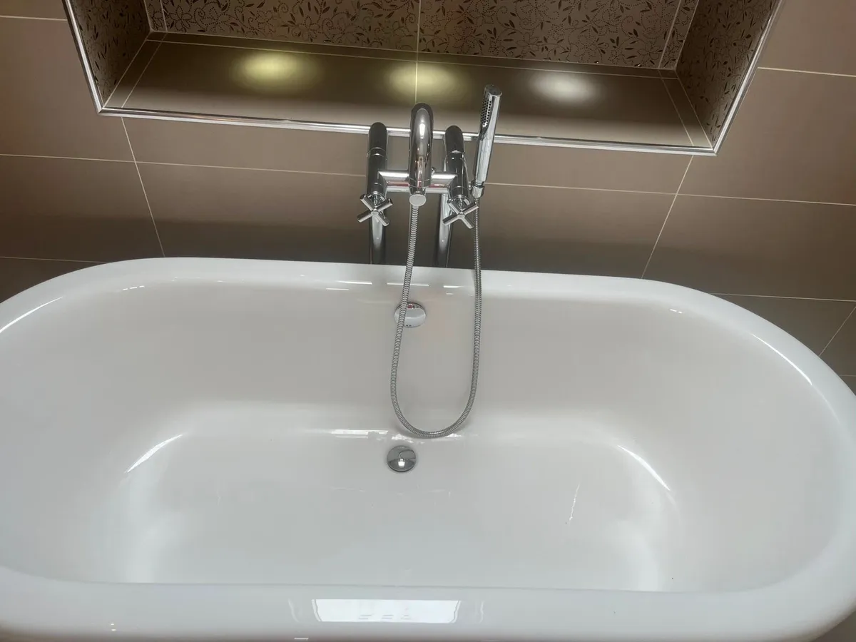 nk porcelanosa bathtub with taps - Image 2
