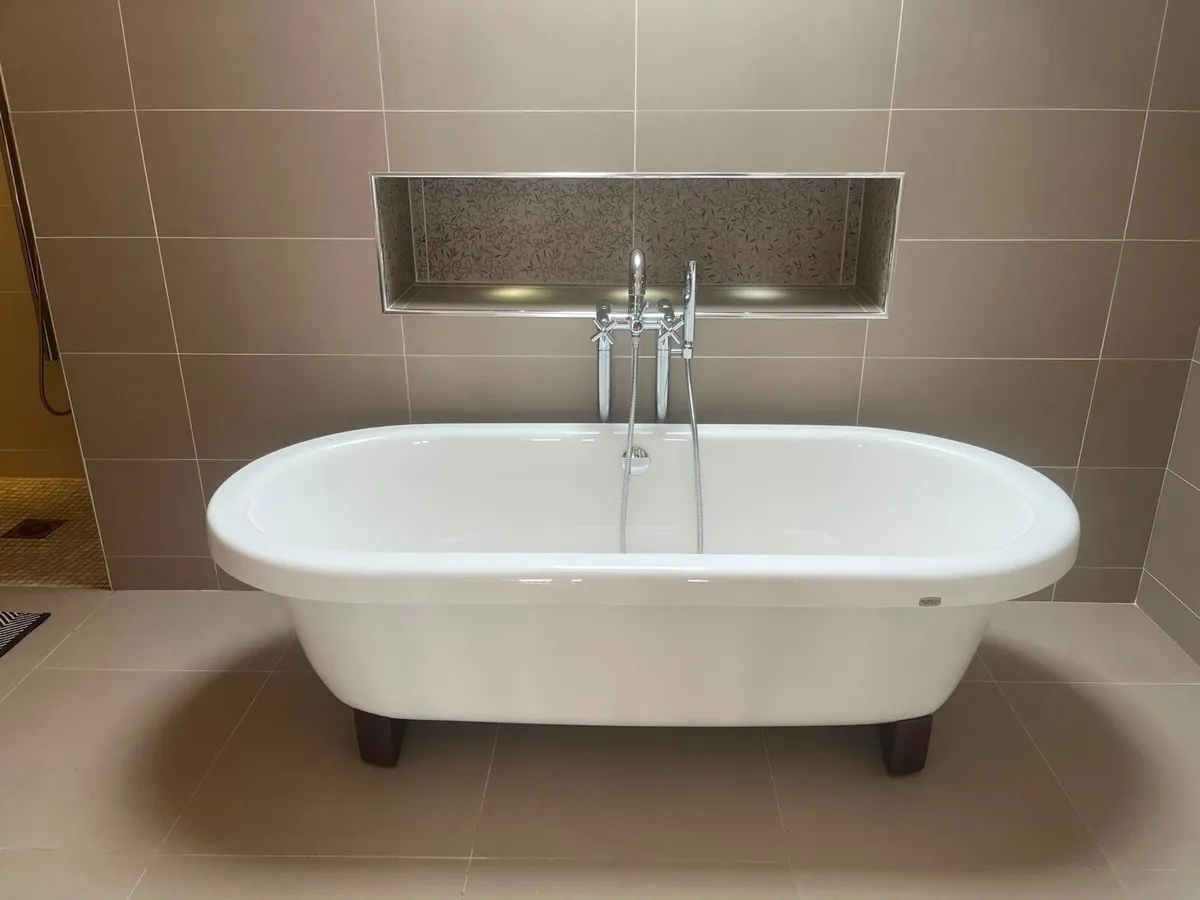 nk porcelanosa bathtub with taps - Image 3
