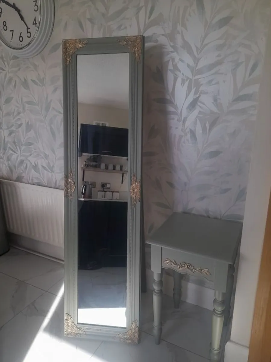 Side table  and mirror - Image 1