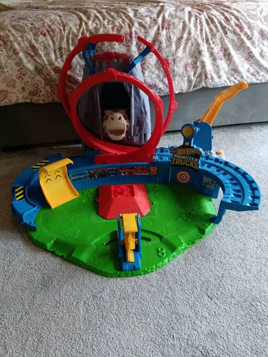 Hot Wheels Monster Truck T-Rex Volcano Arena Plays