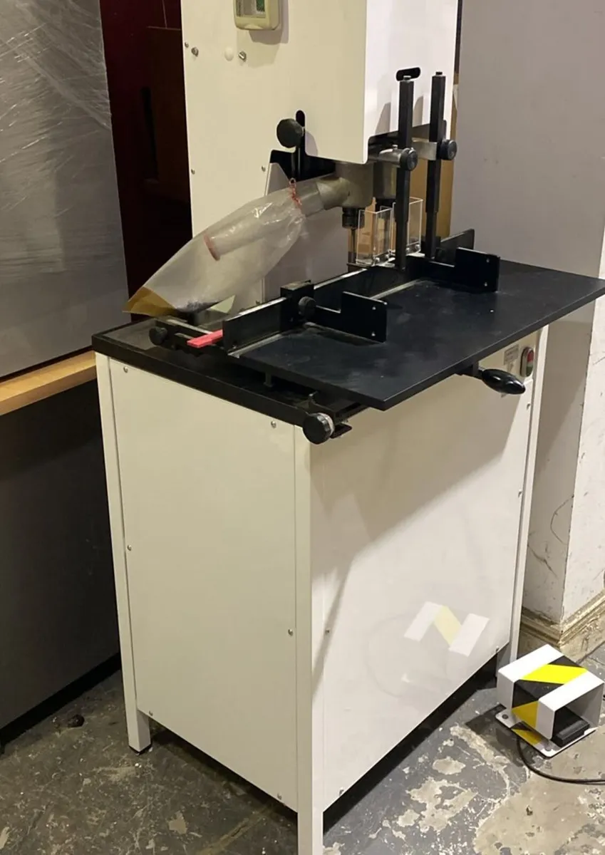 Single hole punch machine