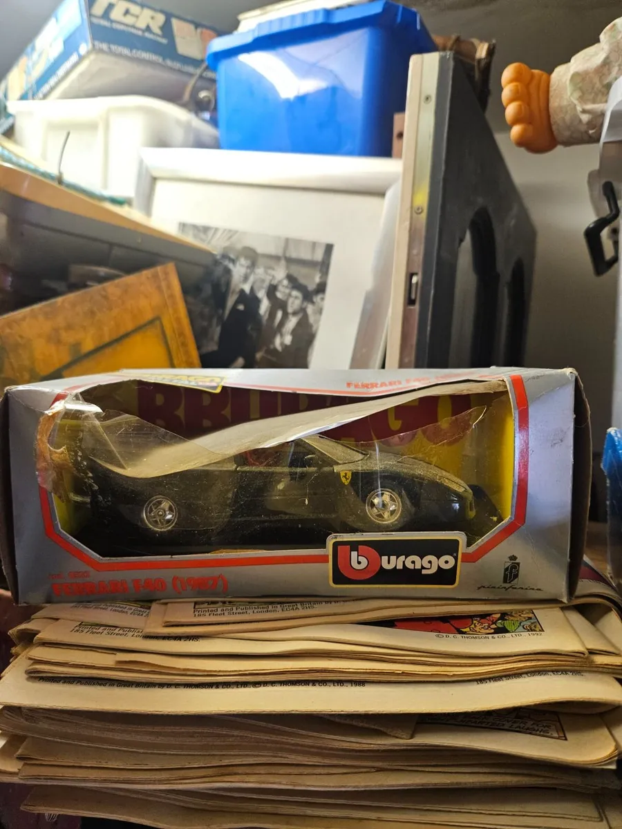 Corgi Burago Ferrari F40 1.24 - Image 1