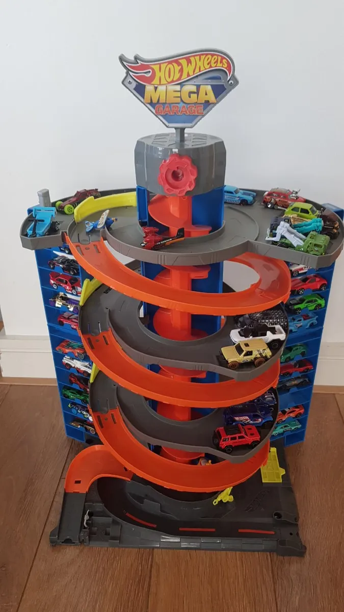 Hot wheels garage set with transporter +50cars - Image 1