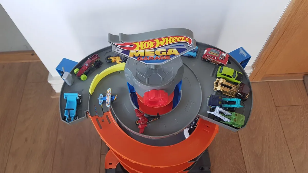 Hot wheels garage set with transporter +50cars - Image 2