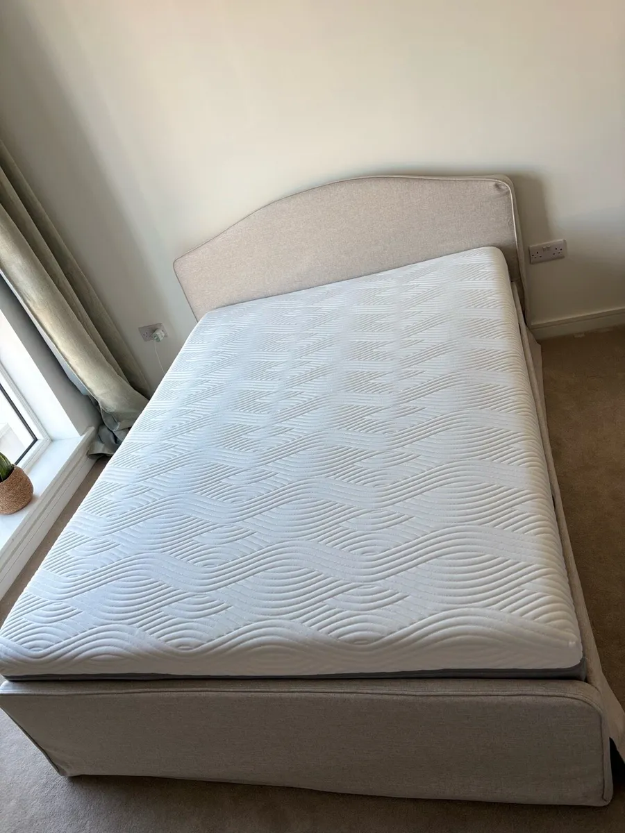 Bed with mattress included - Image 1