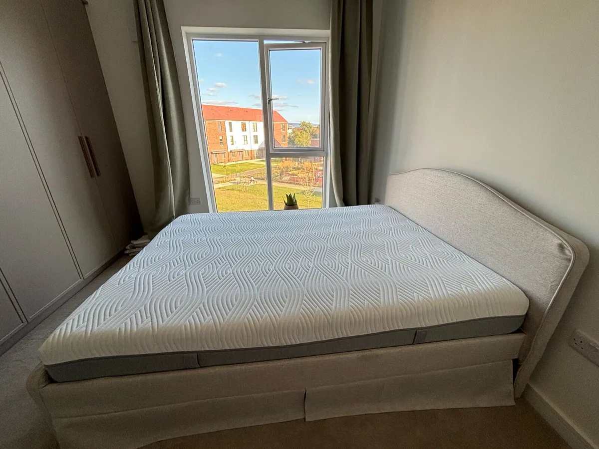 Bed with mattress included - Image 2