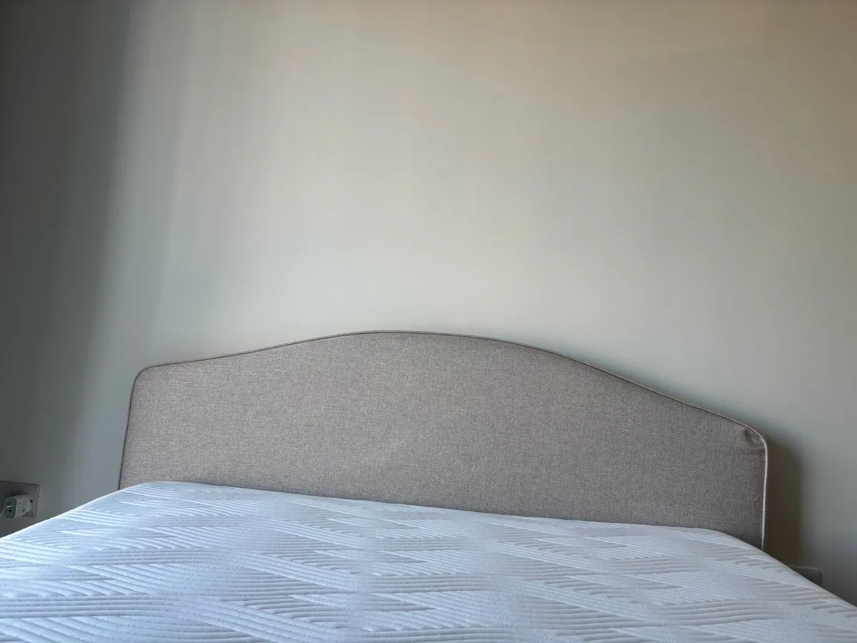 Bed with mattress included - Image 3