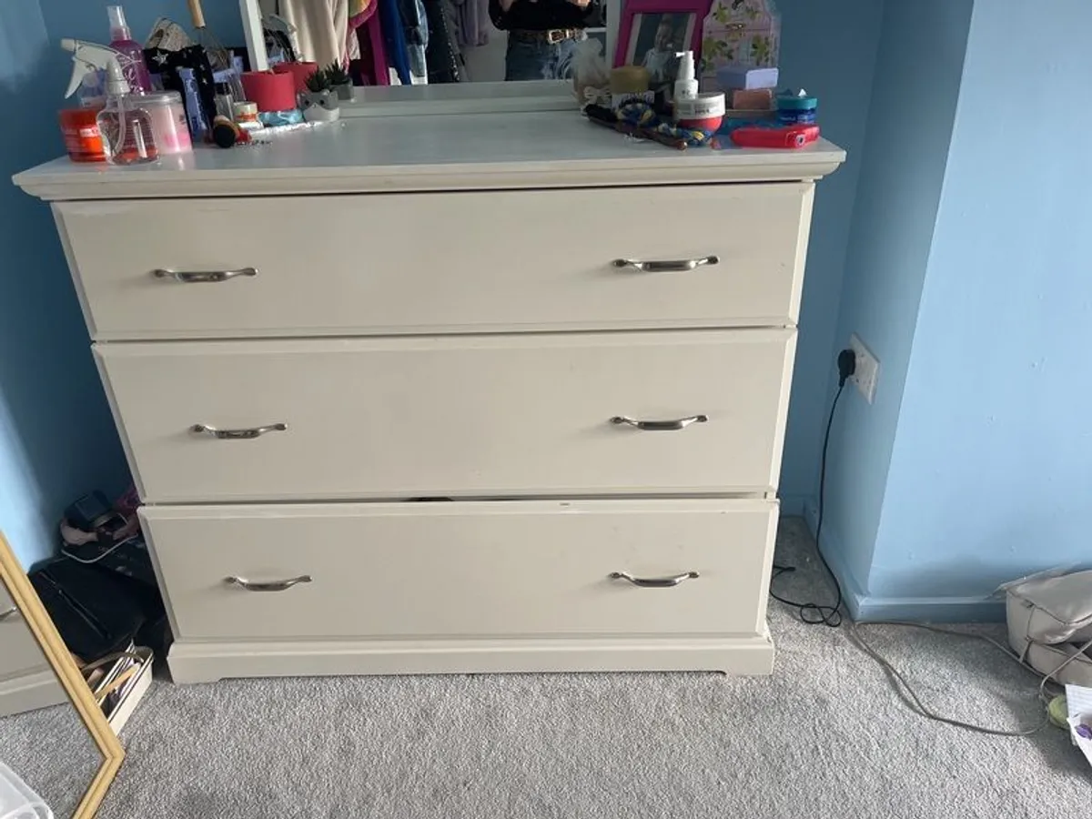 white chest of drawers - Image 1