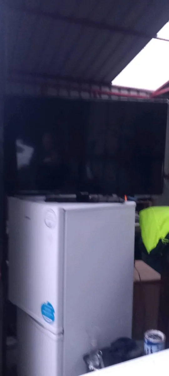 42 inch HD smart walker tv - Image 2