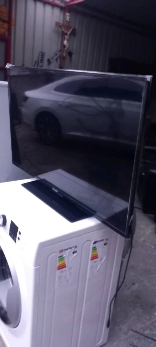 42 inch HD smart walker tv - Image 1
