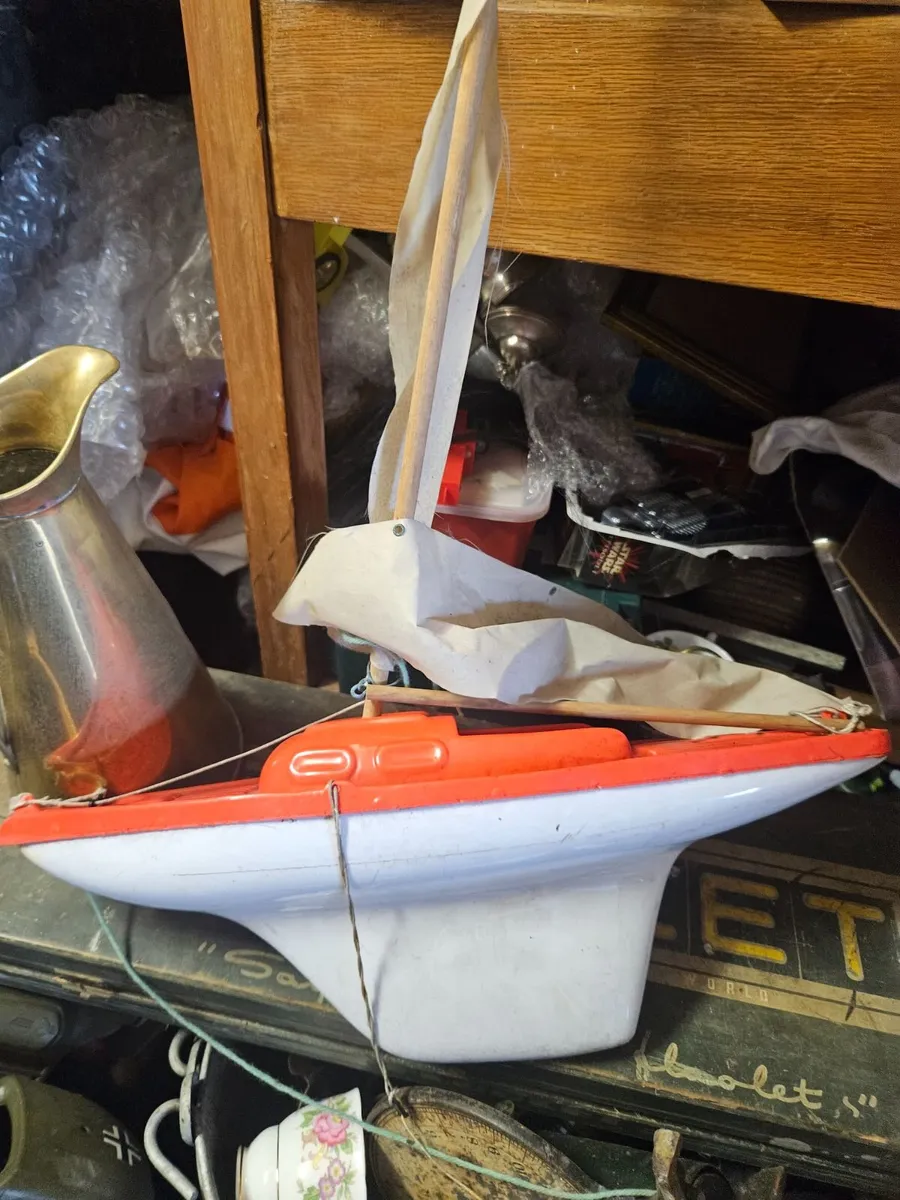 Vintage Pond Yacht - Image 2
