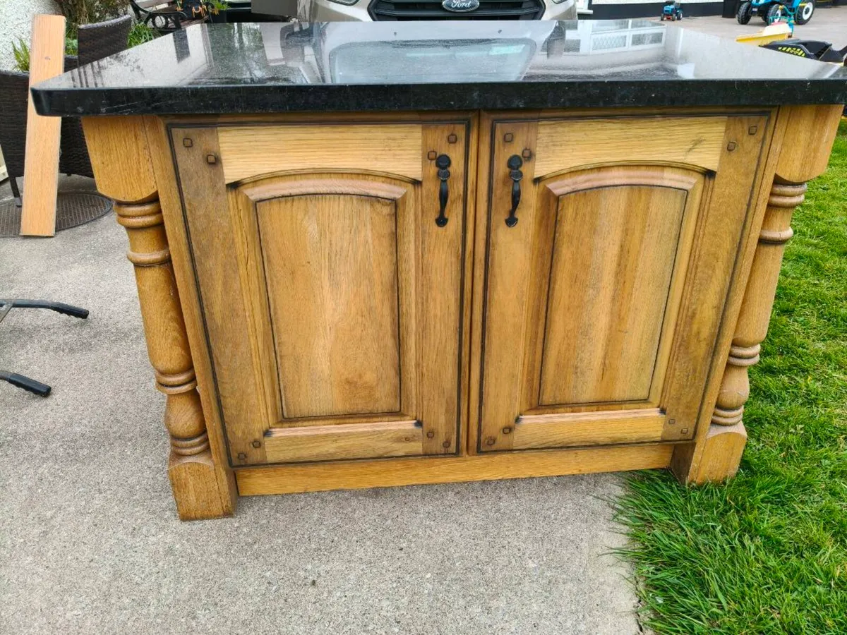 Kitchen island unit with quartz worktop - Image 4
