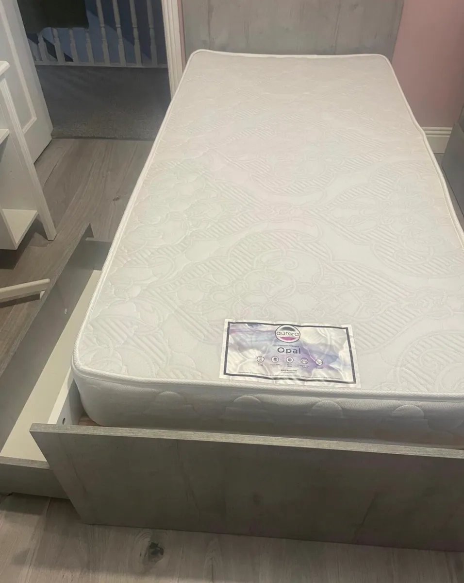 Bed and mattress - Image 1