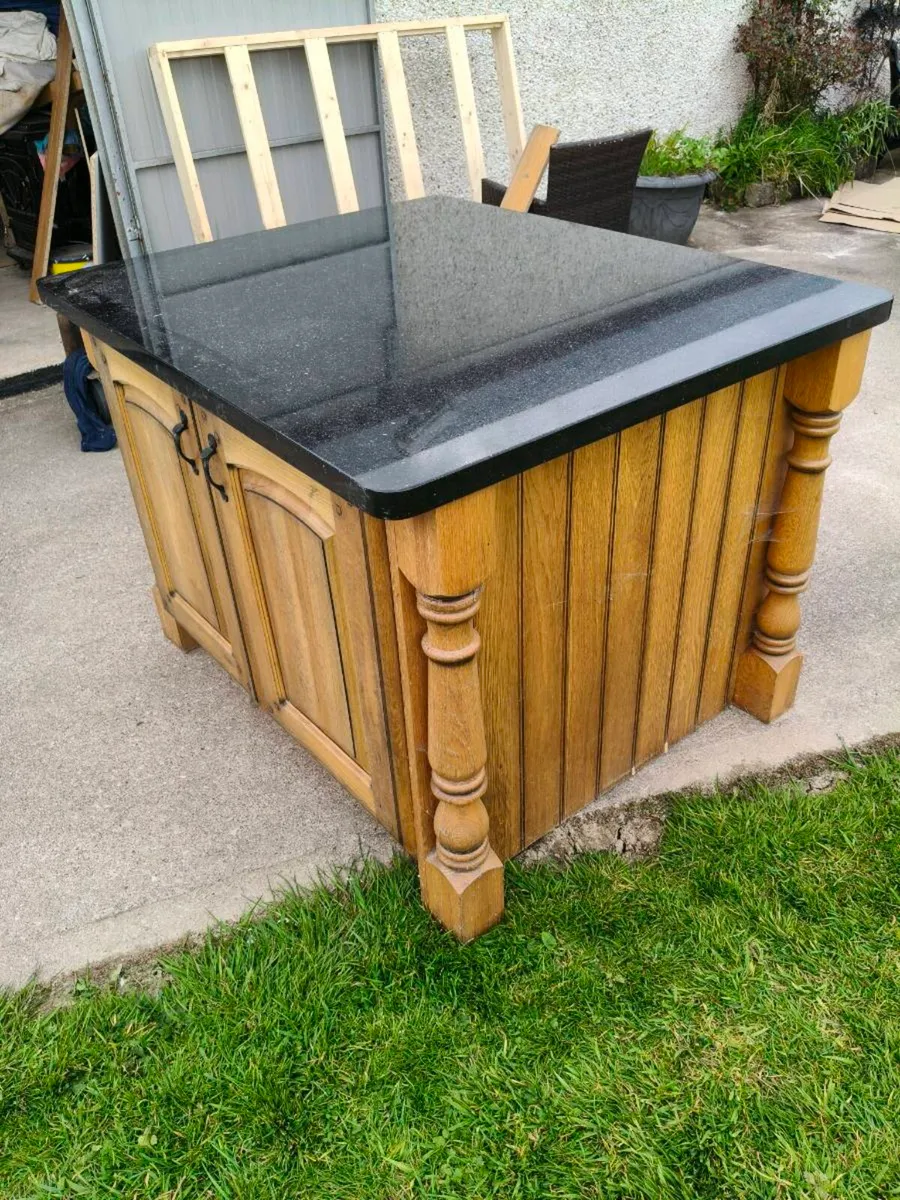 Kitchen island unit with quartz worktop - Image 1