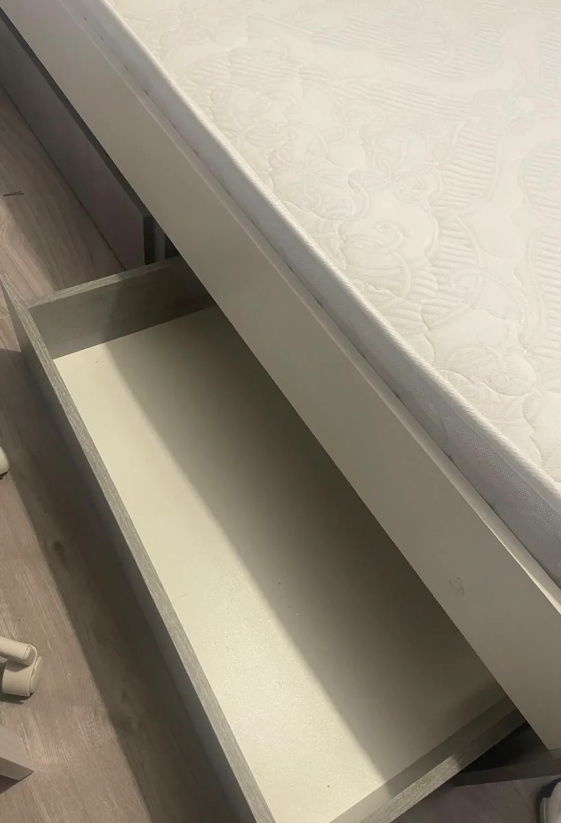 Bed and mattress - Image 2
