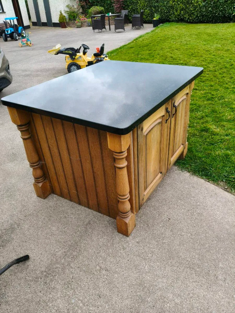 Kitchen island unit with quartz worktop - Image 3