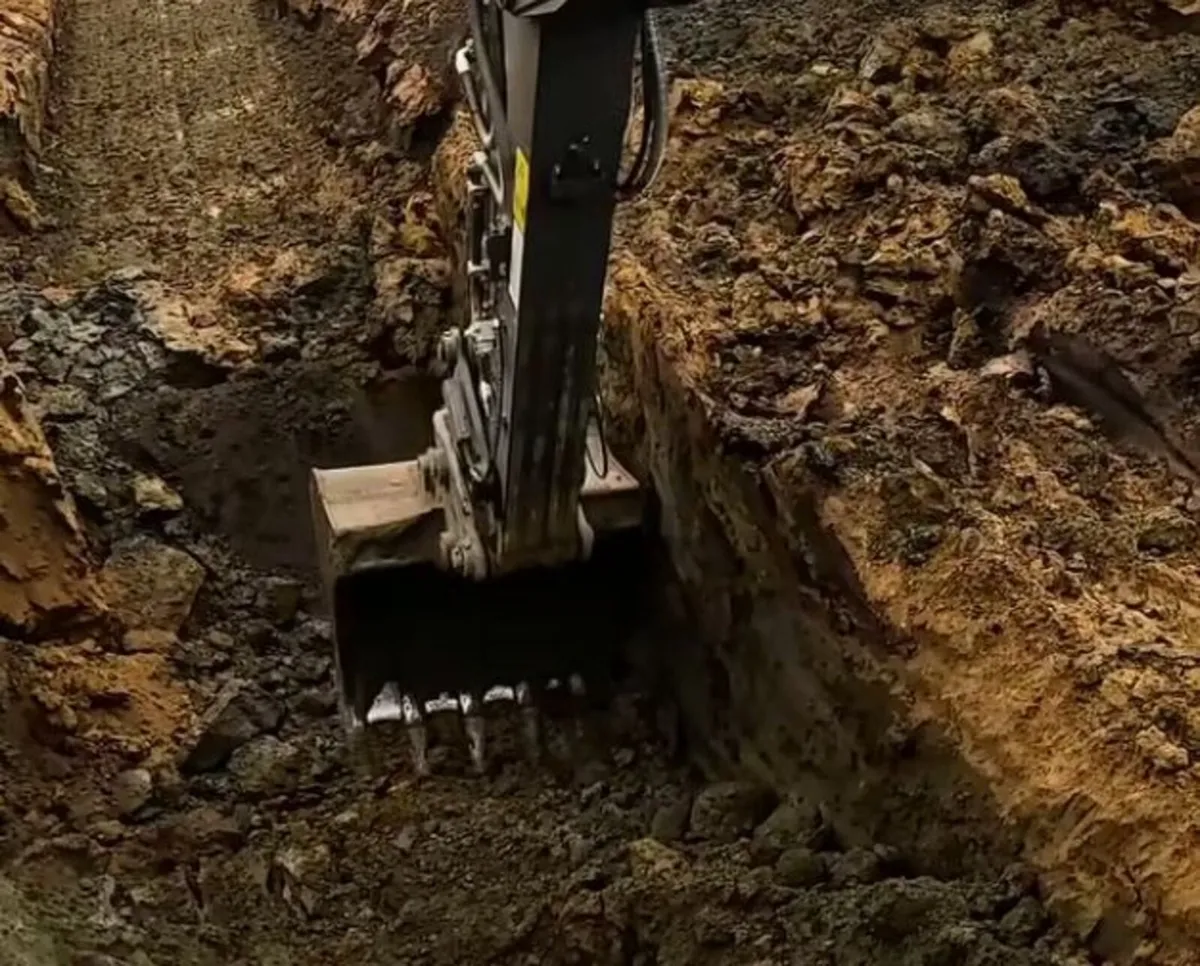 40 ton digger for hire with breaker - Image 3