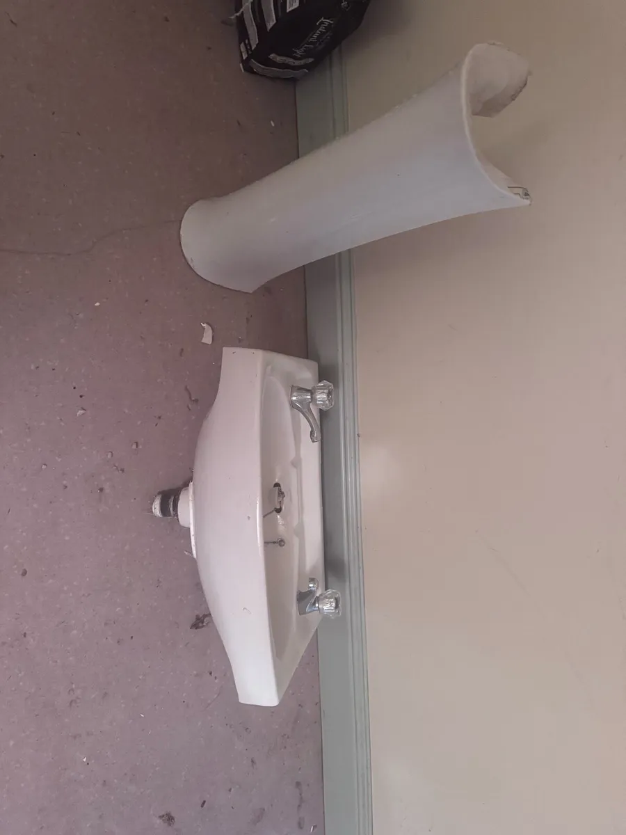 Bathroom sink - Image 1