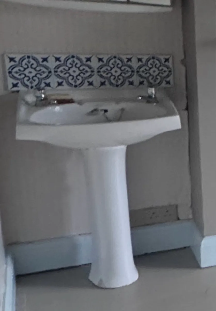 Bathroom sink - Image 3