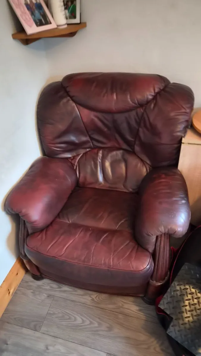 2 seater leather couch and armchair - Image 1