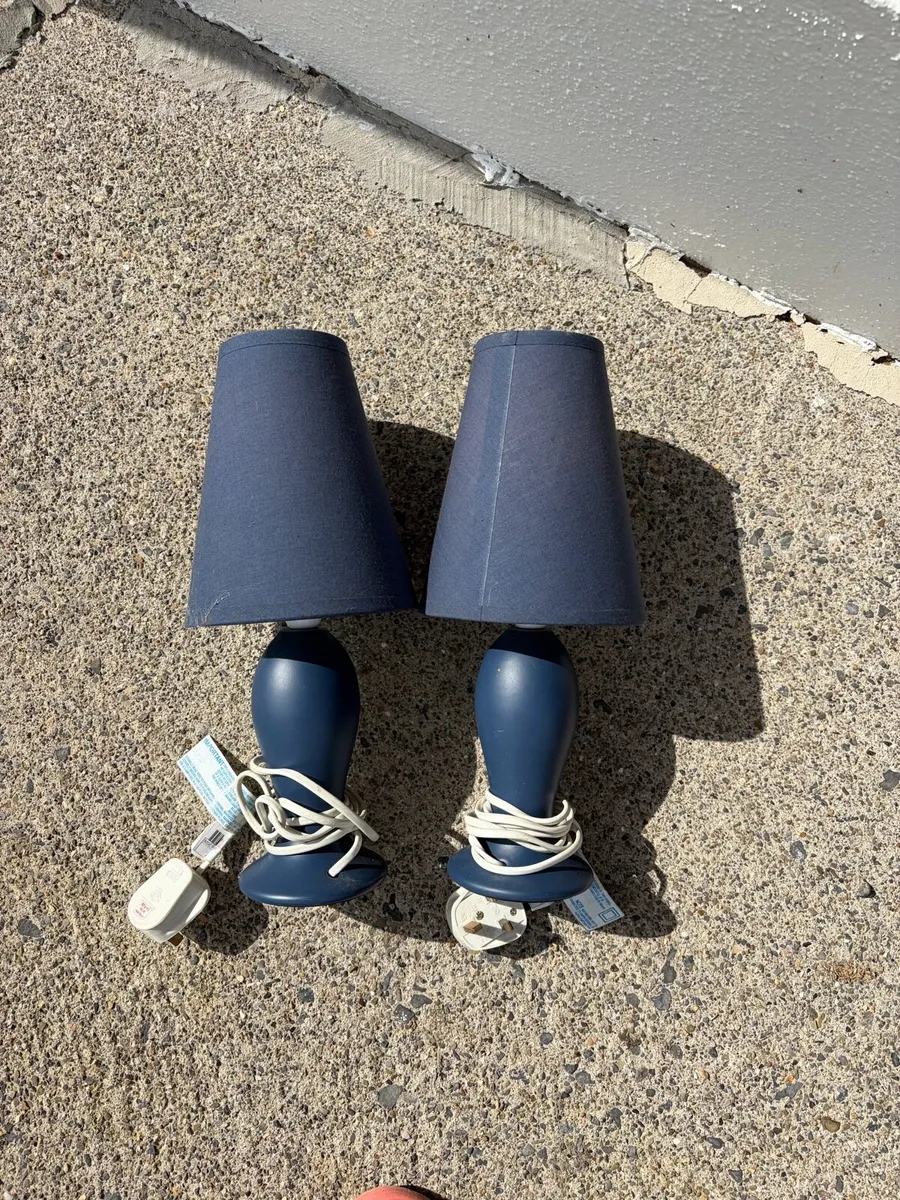 2 lamps