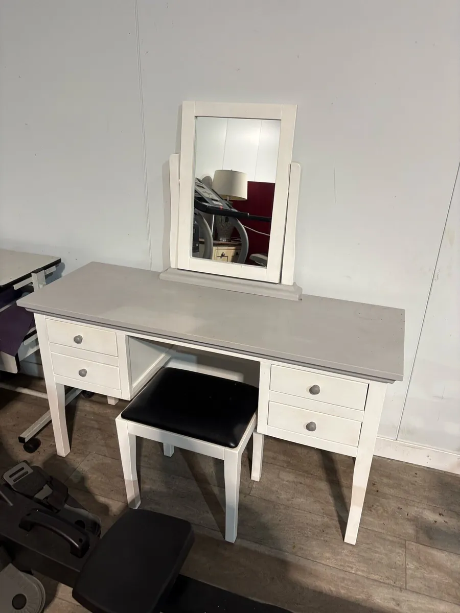 Ladies dresser / mirror / stool. - Image 1
