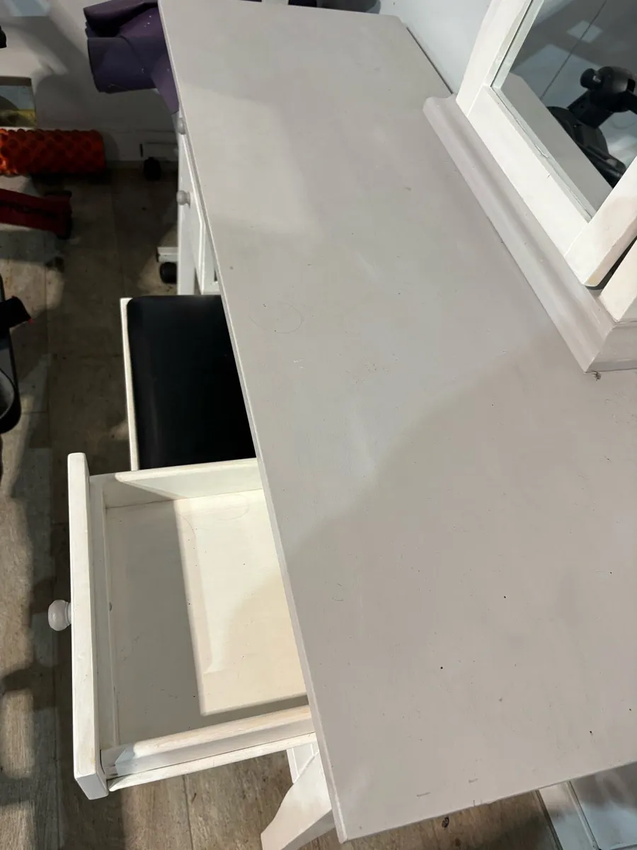 Ladies dresser / mirror / stool. - Image 3