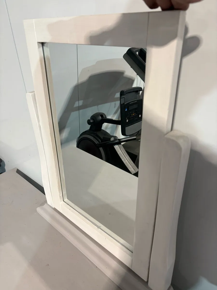 Ladies dresser / mirror / stool. - Image 4