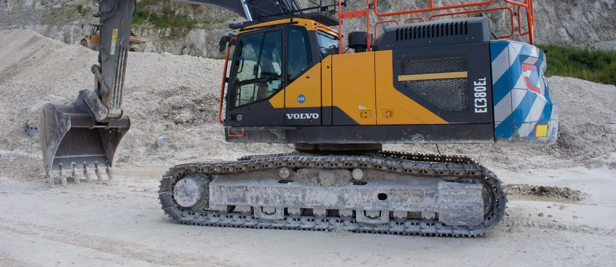 40 ton digger for hire with breaker - Image 1