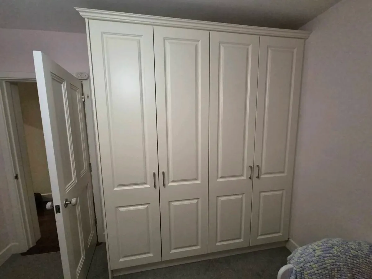Wardrobe Built In - Image 1