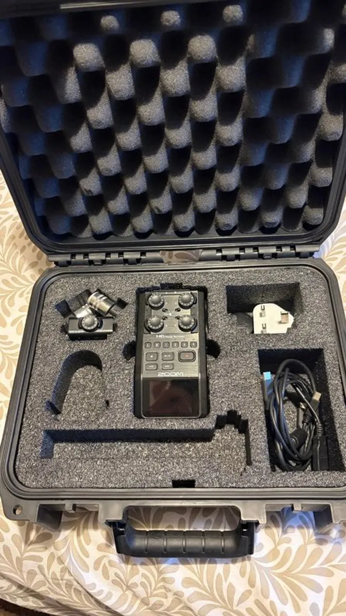 Zoom H6 Portable Recorder - Image 1