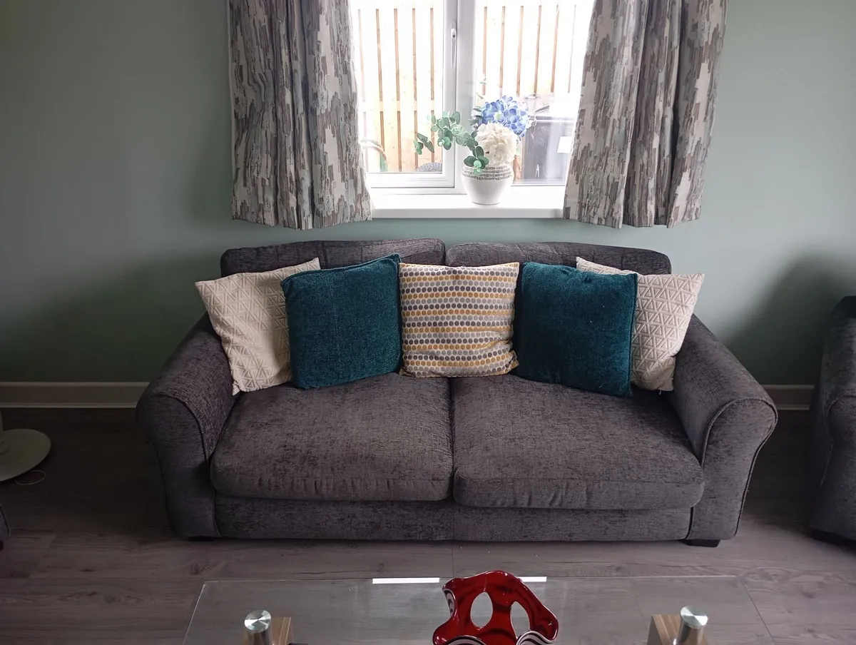 Suite of furniture - Image 1
