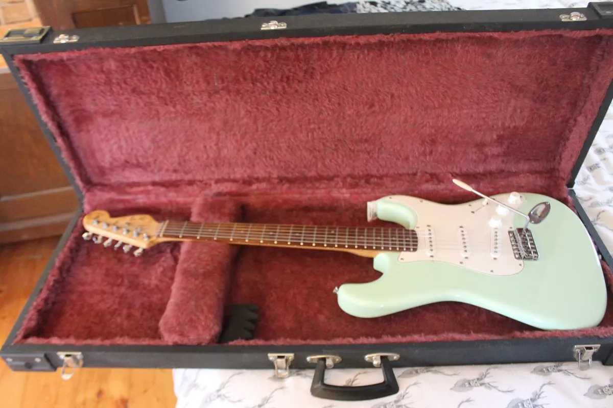 Allparts/Fender Stratocaster. (please read ad) - Image 1