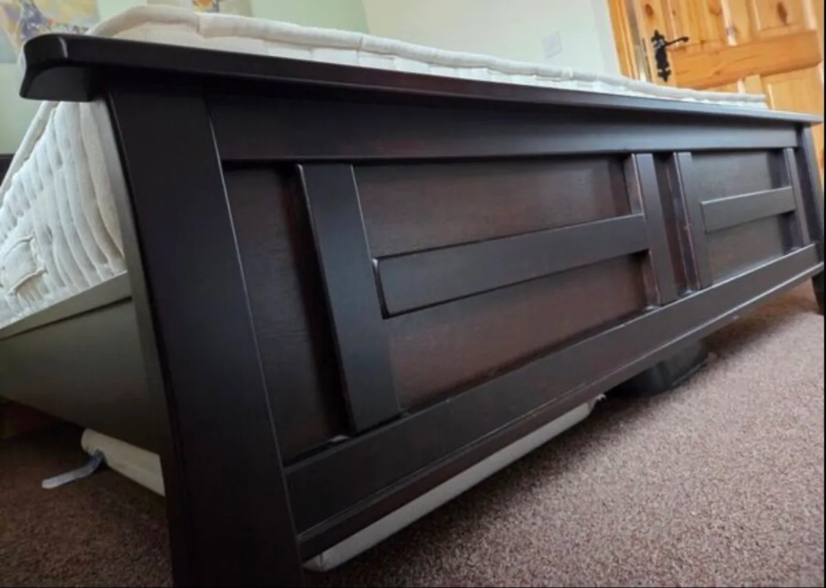 Kingsize 5ft dark wood / walnut bed frame - Image 3