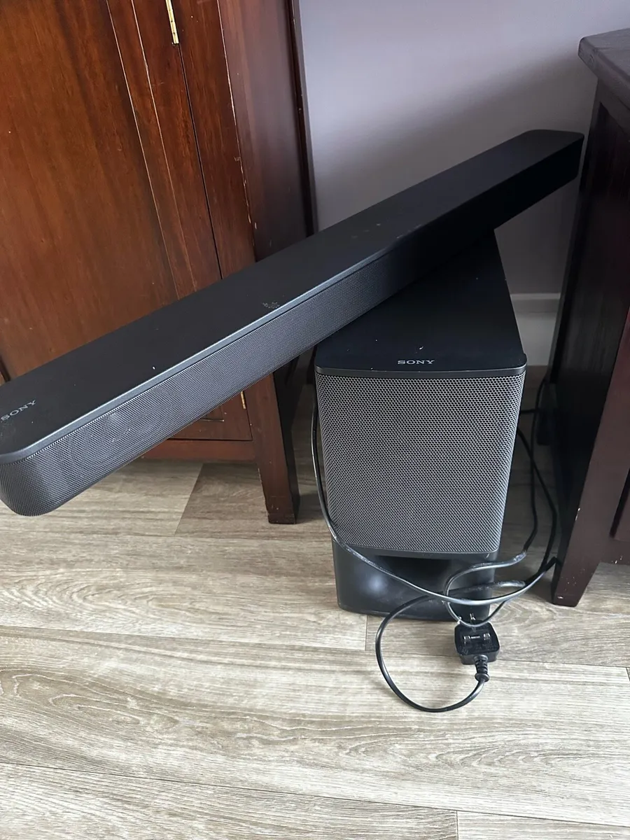 Sound bar with subwoofer