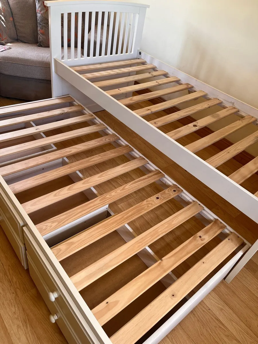 Cream day bed - Image 1