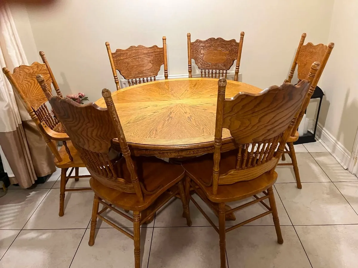 SOLID OAK AMERICAN-STYLE TABLE 120Ø AND 6 CHAIRS - Image 1