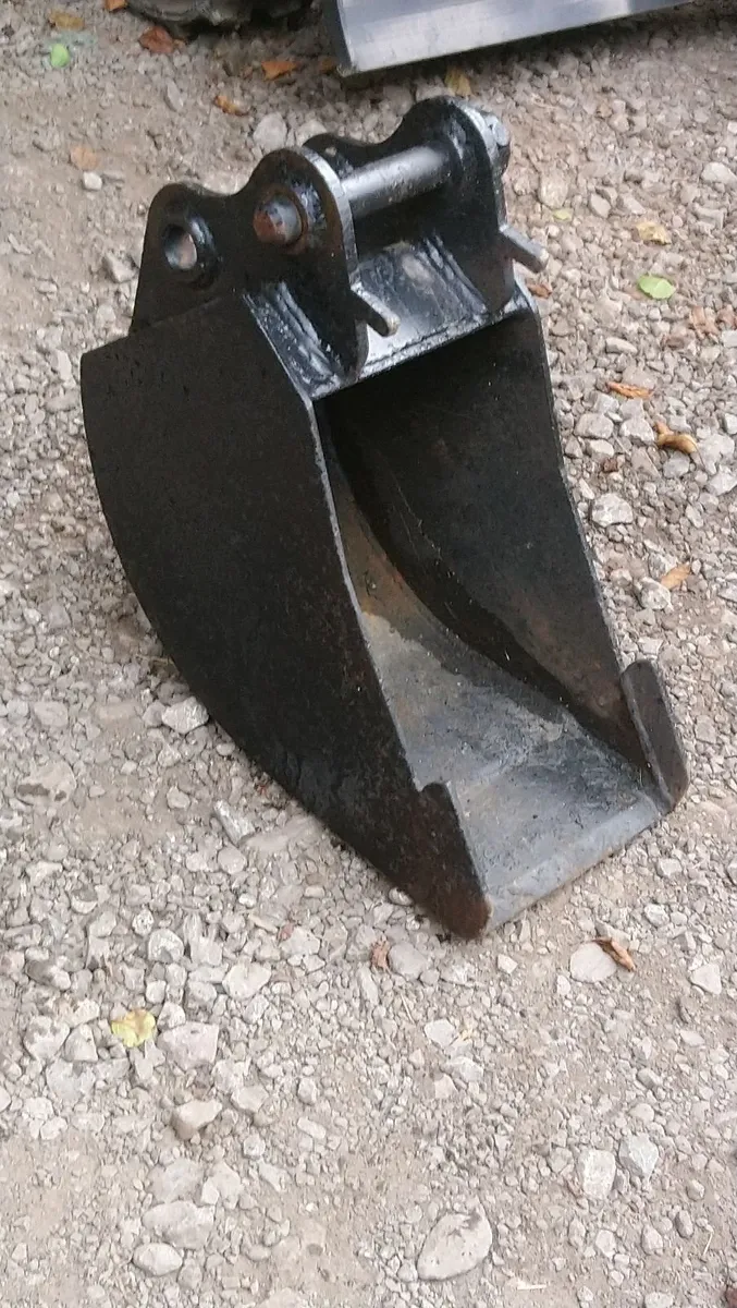 HITACHI ZAXIS DIGGER BUCKET 30mm pins - Image 1