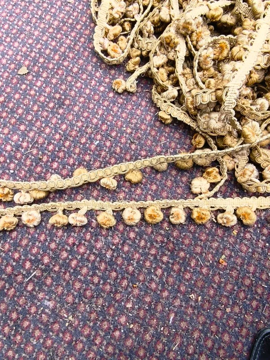 Beautiful pom pom frindging,gold lots left over - Image 4